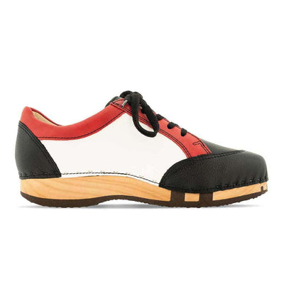 abby, clog sneakers damen mit biegsamer nachhaltiger holzsohle, farbe: nero-rosso (schwarz-rot-weiss), holzclogs woody, woody schuhe, woody shoes, handgemachte holzschuhe aus österreich, kärnten