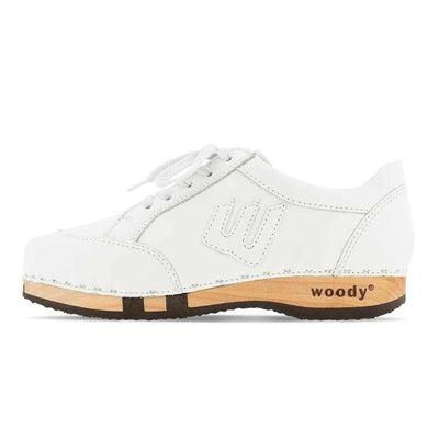 abby, clog sneakers damen mit biegsamer nachhaltiger holzsohle, farbe: weiss Uni, holzclogs woody, woody schuhe, woody shoes, handgemachte holzschuhe aus österreich, kärnten