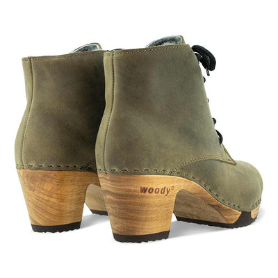 anne, clog ankle boot damen mit biegsamer nachhaltiger holzsohle, farbe: olivia (grün), holzclogs woody, woody schuhe, woody shoes, handgemachte holzschuhe aus österreich, kärnten