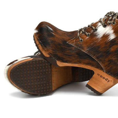 betty, fell clog stiefel damen mit biegsamer nachhaltiger holzsohle, farbe: fell natur (tricolore), holzclogs woody, woody schuhe, woody shoes, handgemachte holzschuhe aus österreich, kärnten