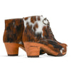 betty, fell clog stiefel damen mit biegsamer nachhaltiger holzsohle, farbe: fell natur (tricolore), holzclogs woody, woody schuhe, woody shoes, handgemachte holzschuhe aus österreich, kärnten