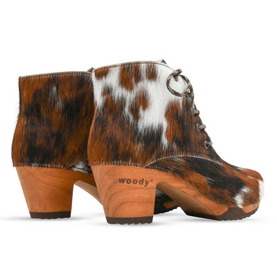 betty, fell clog stiefel damen mit biegsamer nachhaltiger holzsohle, farbe: fell natur (tricolore), holzclogs woody, woody schuhe, woody shoes, handgemachte holzschuhe aus österreich, kärnten