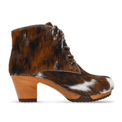 betty, fell clog stiefel damen mit biegsamer nachhaltiger holzsohle, farbe: fell natur (tricolore), holzclogs woody, woody schuhe, woody shoes, handgemachte holzschuhe aus österreich, kärnten