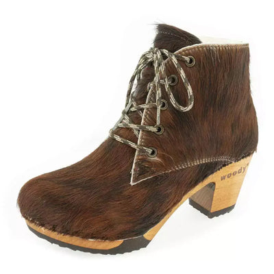 betty, fell clog stiefel damen mit biegsamer nachhaltiger holzsohle, farbe: fell natur (tricolore), holzclogs woody, woody schuhe, woody shoes, handgemachte holzschuhe aus österreich, kärnten