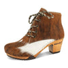 betty, fell clog stiefel damen mit biegsamer nachhaltiger holzsohle, farbe: fell natur (tricolore), holzclogs woody, woody schuhe, woody shoes, handgemachte holzschuhe aus österreich, kärnten