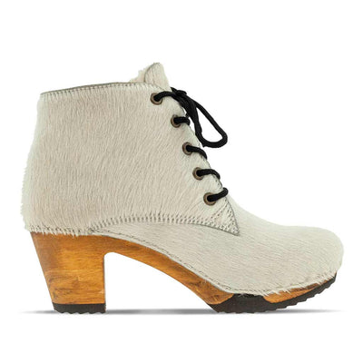 betty, fell clog stiefel damen mit biegsamer nachhaltiger holzsohle, farbe: fell weiss, holzclogs woody, woody schuhe, woody shoes, handgemachte holzschuhe aus österreich, kärnten