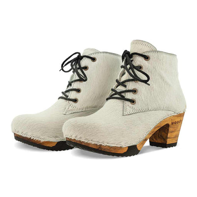 betty, fell clog stiefel damen mit biegsamer nachhaltiger holzsohle, farbe: fell weiss, holzclogs woody, woody schuhe, woody shoes, handgemachte holzschuhe aus österreich, kärnten