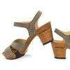 carmen, farbe: sand_clogs sandalen damen mit biegsamer nachhaltiger weidenholzsohle und knöchelriemchen, holzclogs woody, woody schuhe, woody shoes, handgemachte holzschuhe aus österreich, kärnten