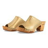 Elly Clogs Damen Pantolette von woody. elly, farbe: gold, clogs pantolette damen mit absatz mit biegsamer nachhaltiger weidenholzsohle, holzclogs woody, woody schuhe, woody shoes, handgemachte holzschuhe aus österreich, kärnten