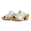 Elly Clogs Damen Pantolette von woody. elly, farbe: silber, clogs pantolette damen mit absatz mit biegsamer nachhaltiger weidenholzsohle, holzclogs woody, woody schuhe, woody shoes, handgemachte holzschuhe aus österreich, kärnten