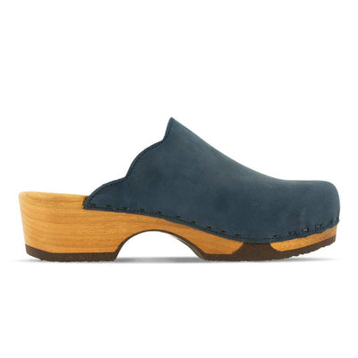 emma, farbe: avion (dunkelblau)_clogs damen mit biegsamer nachhaltiger weidenholzsohle, holzclogs woody, woody schuhe, woody shoes, handgemachte holzschuhe aus österreich, kärnten