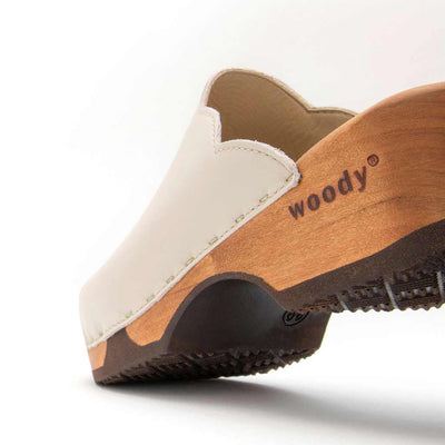 emma, farbe: creme, clogs damen mit biegsamer nachhaltiger weidenholzsohle, holzclogs woody, woody schuhe, woody shoes, handgemachte holzschuhe aus österreich, kärnten