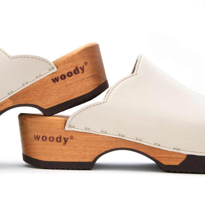 emma, farbe: creme, clogs damen mit biegsamer nachhaltiger weidenholzsohle, holzclogs woody, woody schuhe, woody shoes, handgemachte holzschuhe aus österreich, kärnten