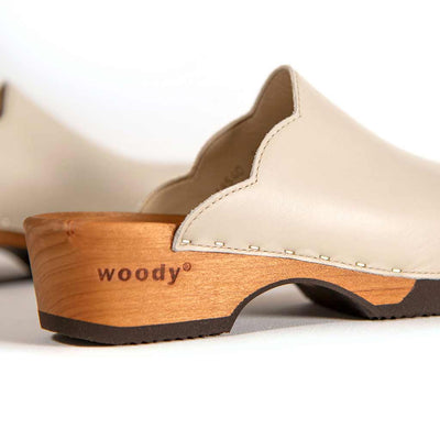 emma, farbe: creme, clogs damen mit biegsamer nachhaltiger weidenholzsohle, holzclogs woody, woody schuhe, woody shoes, handgemachte holzschuhe aus österreich, kärnten