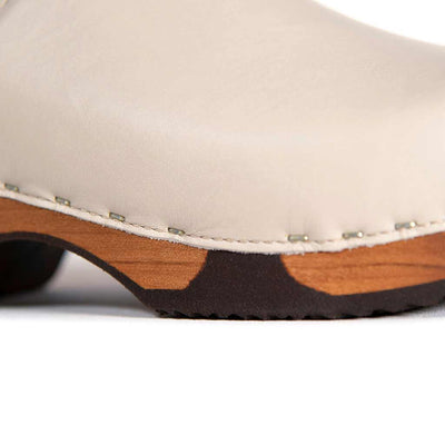 emma, farbe: creme, clogs damen mit biegsamer nachhaltiger weidenholzsohle, holzclogs woody, woody schuhe, woody shoes, handgemachte holzschuhe aus österreich, kärnten