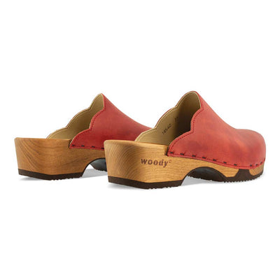 emma, farbe: rosso (rot)_clogs damen mit biegsamer nachhaltiger weidenholzsohle, holzclogs woody, woody schuhe, woody shoes, handgemachte holzschuhe aus österreich, kärnten