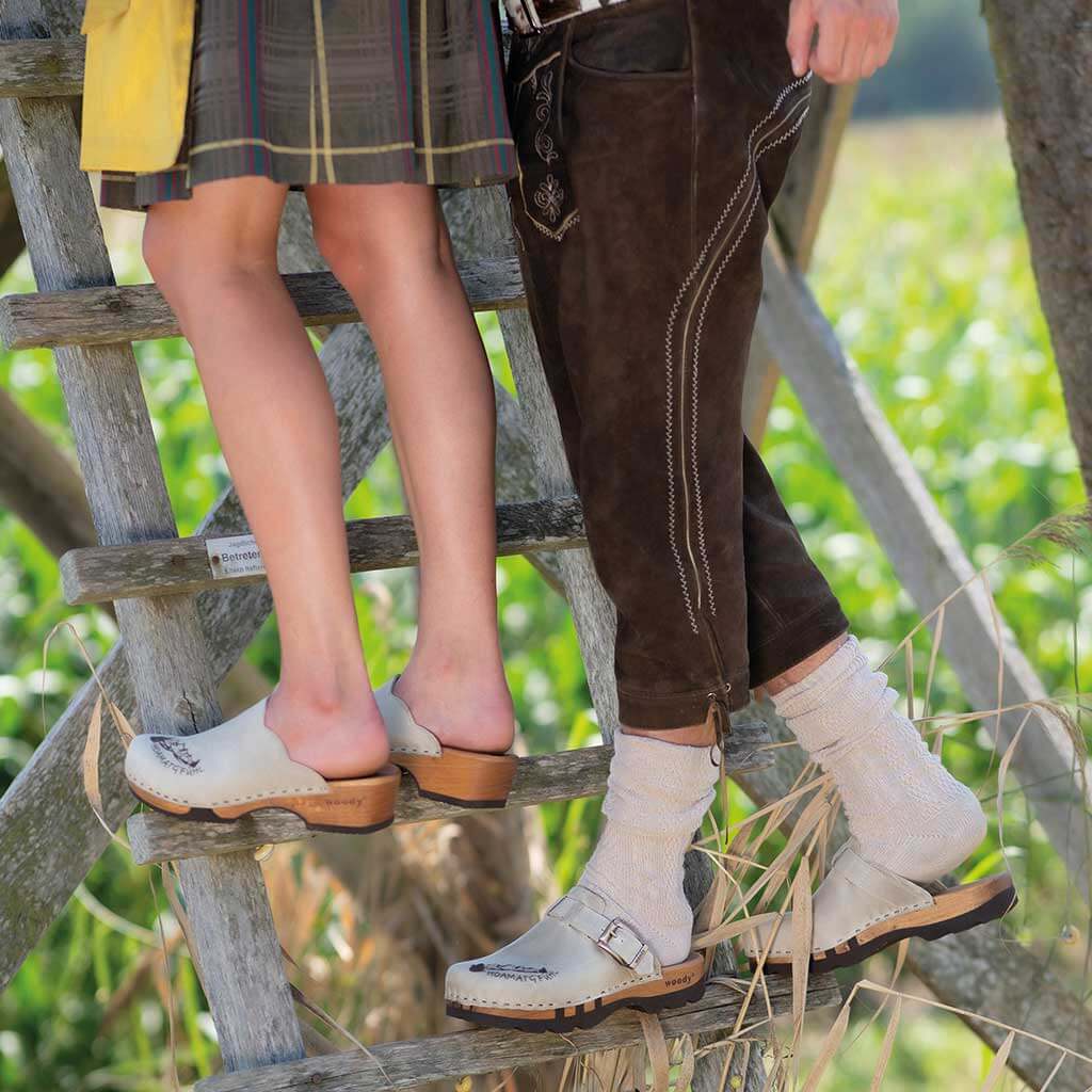 lukas_hoamatgfühl-panna-beige-lasergravur-berge-clogs-herren-woody-kärnten-handgefertigt