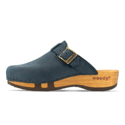 erika, farbe: avion alias blau_clogs damen mit biegsamer nachhaltiger weidenholzsohle, holzclogs woody, woody schuhe, woody shoes, handgemachte holzschuhe aus österreich, kärnten