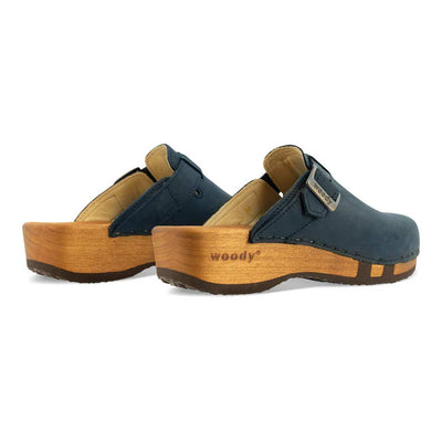 erika, farbe: avion alias blau_clogs damen mit biegsamer nachhaltiger weidenholzsohle, holzclogs woody, woody schuhe, woody shoes, handgemachte holzschuhe aus österreich, kärnten