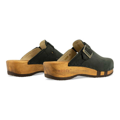 erika, farbe: nero alias schwarz_clogs damen mit biegsamer nachhaltiger weidenholzsohle, holzclogs woody, woody schuhe, woody shoes, handgemachte holzschuhe aus österreich, kärnten