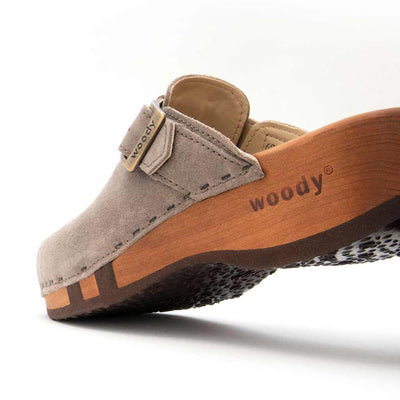 erika, farbe: sand alias warm gray_clogs damen mit biegsamer nachhaltiger weidenholzsohle, holzclogs woody, woody schuhe, woody shoes, handgemachte holzschuhe aus österreich, kärnten