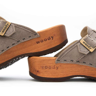 erika, farbe: sand alias warm gray_clogs damen mit biegsamer nachhaltiger weidenholzsohle, holzclogs woody, woody schuhe, woody shoes, handgemachte holzschuhe aus österreich, kärnten