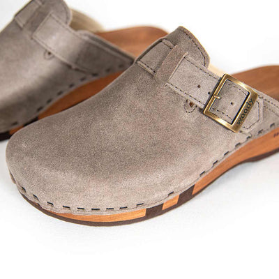 erika, farbe: sand alias warm gray_clogs damen mit biegsamer nachhaltiger weidenholzsohle, holzclogs woody, woody schuhe, woody shoes, handgemachte holzschuhe aus österreich, kärnten