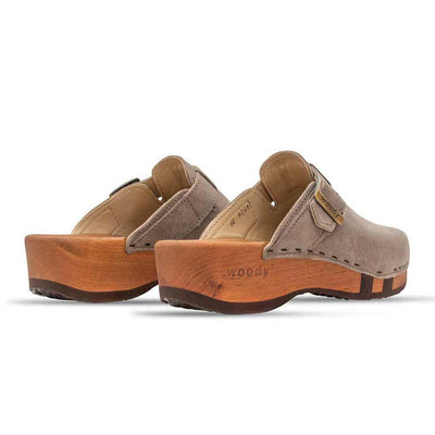 erika, farbe: sand alias warm gray_clogs damen mit biegsamer nachhaltiger weidenholzsohle, holzclogs woody, woody schuhe, woody shoes, handgemachte holzschuhe aus österreich, kärnten