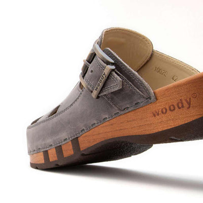 freddy, clogs herren mit biegsamer nachhaltiger Holzsohle, farbe: bleir (grau), holzclogs woody, woody schuhe, woody shoes, handgemachte holzschuhe aus österreich, kärnten