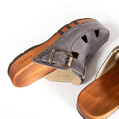 freddy, clogs herren mit biegsamer nachhaltiger Holzsohle, farbe: bleir (grau), holzclogs woody, woody schuhe, woody shoes, handgemachte holzschuhe aus österreich, kärnten