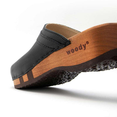 hanni, clogs damen mit biegsamer nachhaltiger holzsohle, farbe: cervo nero (schwarz), holzclogs woody, woody schuhe, woody shoes, handgemachte holzschuhe aus österreich, kärnten