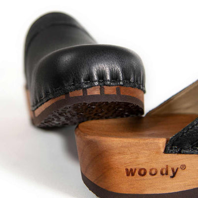 hanni, clogs damen mit biegsamer nachhaltiger holzsohle, farbe: cervo nero (schwarz), holzclogs woody, woody schuhe, woody shoes, handgemachte holzschuhe aus österreich, kärnten