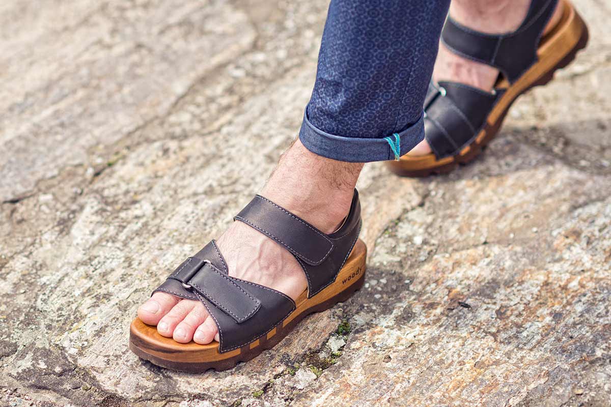 Sandals for men with the flexible wooden sole from woody