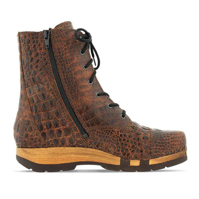 herta, clog stiefel damen mit biegsamer nachhaltiger holzsohle, farbe: tabacco kroko (braun mit kroko-prägung), holzclogs woody, woody schuhe, woody shoes, handgemachte holzschuhe aus österreich, kärnten