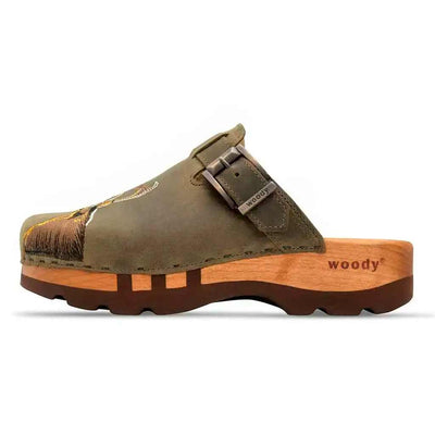 hubertus, clog mit stick für Damen, biegsame nachhaltige holzsohle, farbe: olivia, holzclogs woody, woody schuhe, woody shoes, handgemachte holzschuhe aus österreich, kärnten