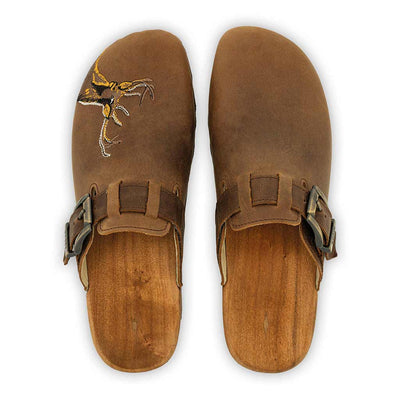 hubertus, clog mit stick für Damen, biegsame nachhaltige holzsohle, farbe: tabacco (braun), holzclogs woody, woody schuhe, woody shoes, handgemachte holzschuhe aus österreich, kärnten