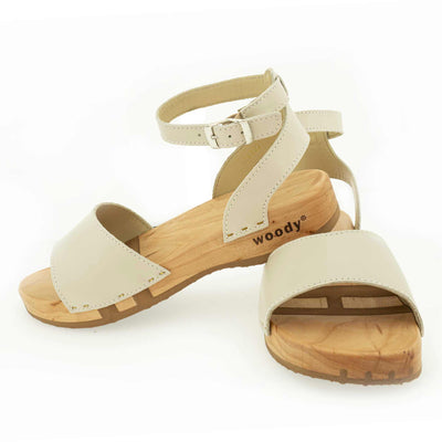 jana, sandalen clogs damen mit biegsamer nachhaltiger holzsohle, farbe: creme, holzclogs woody, woody schuhe, woody shoes, handgemachte holzschuhe aus österreich, kärnten