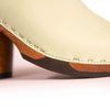 katharina, clogs damen mit biegsamer nachhaltiger holzsohle, farbe: creme, holzclogs woody, woody schuhe, woody shoes, handgemachte holzschuhe aus österreich, kärnten