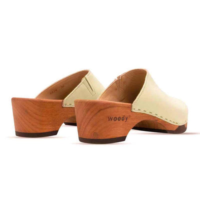 katharina, clogs damen mit biegsamer nachhaltiger holzsohle, farbe: creme, holzclogs woody, woody schuhe, woody shoes, handgemachte holzschuhe aus österreich, kärnten