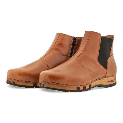 Louis Herrenclogs, Herrenclog von woody Schuhe. Clogs mit biegsamer Holzsohle und Holzfußbett. Herrenclogs, Holzclogs kaufen. Clogs online bestellen, Farbe: Cognac (mittelbraun)