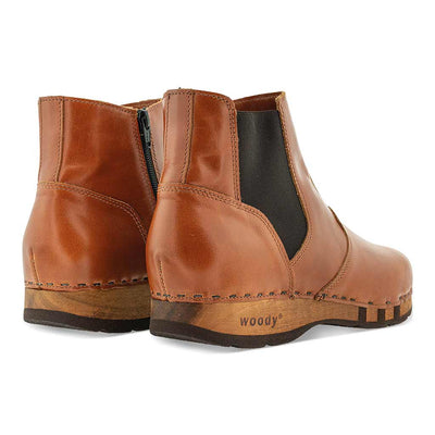 Louis Herrenclogs, Herrenclog von woody Schuhe. Clogs mit biegsamer Holzsohle und Holzfußbett. Herrenclogs, Holzclogs kaufen. Clogs online bestellen, Farbe: Cognac (mittelbraun)