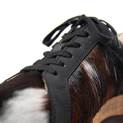 luca fell, sneakers clogs herren mit biegsamer nachhaltiger holzsohle und tricolore kuhfell, farbe: fell natur, holzclogs woody, woody schuhe, woody shoes, handgemachte holzschuhe aus österreich, kärnten