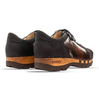 luca fell, sneakers clogs herren mit biegsamer nachhaltiger holzsohle und tricolore kuhfell, farbe: fell natur, holzclogs woody, woody schuhe, woody shoes, handgemachte holzschuhe aus österreich, kärnten