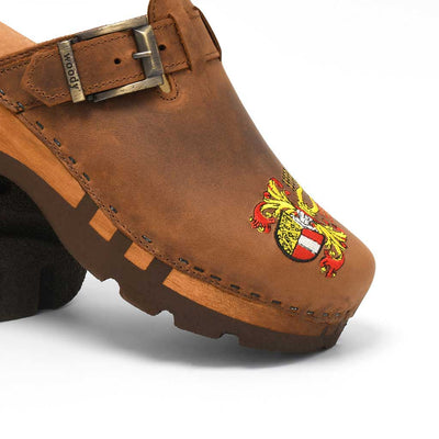 lukas kärnten, clogs herren mit stick und biegsamer nachhaltiger holzsohle, der bestseller, farbe: tabacco-braun, holzclogs woody, woody schuhe, woody shoes, handgemachte holzschuhe aus österreich, kärnten