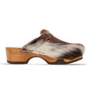 manu fell, fellclogs, clogs damen mit biegsamer nachhaltiger holzsohle, der bestseller, farbe: fell natur, holzclogs woody, woody schuhe, woody shoes, handgemachte holzschuhe aus österreich, kärnten