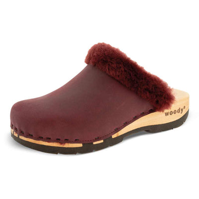 marie, gefütterter damen clog mit biegsamer nachhaltiger holzsohle, lammfellfutter und kragen, farbe: bordo (rot), holzclogs woody, woody schuhe, woody shoes, handgemachte holzschuhe aus österreich, kärnten