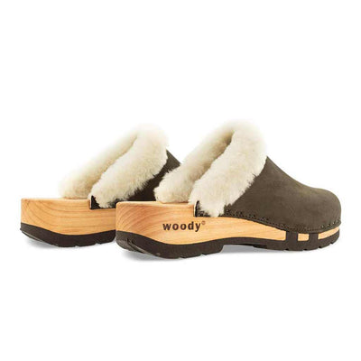 marie, gefütterter damen clog mit biegsamer nachhaltiger holzsohle, lammfellfutter und kragen, farbe: cioccolato (braun), holzclogs woody, woody schuhe, woody shoes, handgemachte holzschuhe aus österreich, kärnten