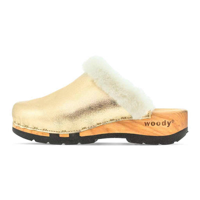 marie, gefütterter damen clog mit biegsamer nachhaltiger holzsohle, lammfellfutter und kragen, farbe: gold, holzclogs woody, woody schuhe, woody shoes, handgemachte holzschuhe aus österreich, kärnten