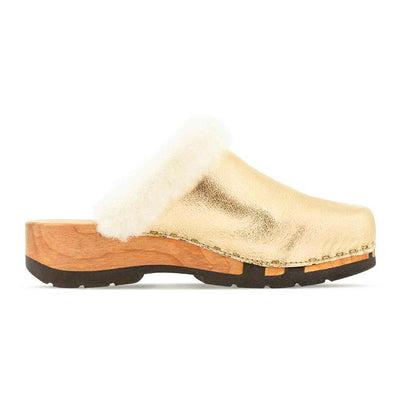 marie, gefütterter damen clog mit biegsamer nachhaltiger holzsohle, lammfellfutter und kragen, farbe: gold, holzclogs woody, woody schuhe, woody shoes, handgemachte holzschuhe aus österreich, kärnten