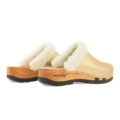 marie, gefütterter damen clog mit biegsamer nachhaltiger holzsohle, lammfellfutter und kragen, farbe: gold, holzclogs woody, woody schuhe, woody shoes, handgemachte holzschuhe aus österreich, kärnten